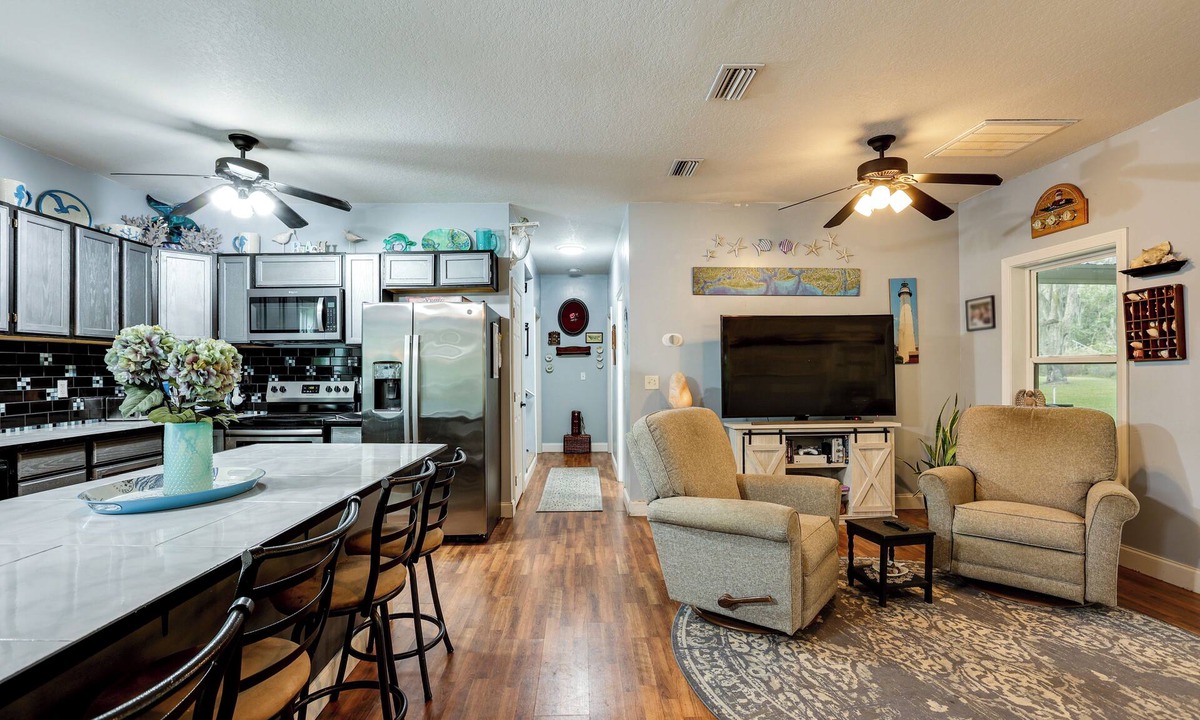 Valona House | 1/2 Mi to Sapelo River: Family Home w/Large Yard