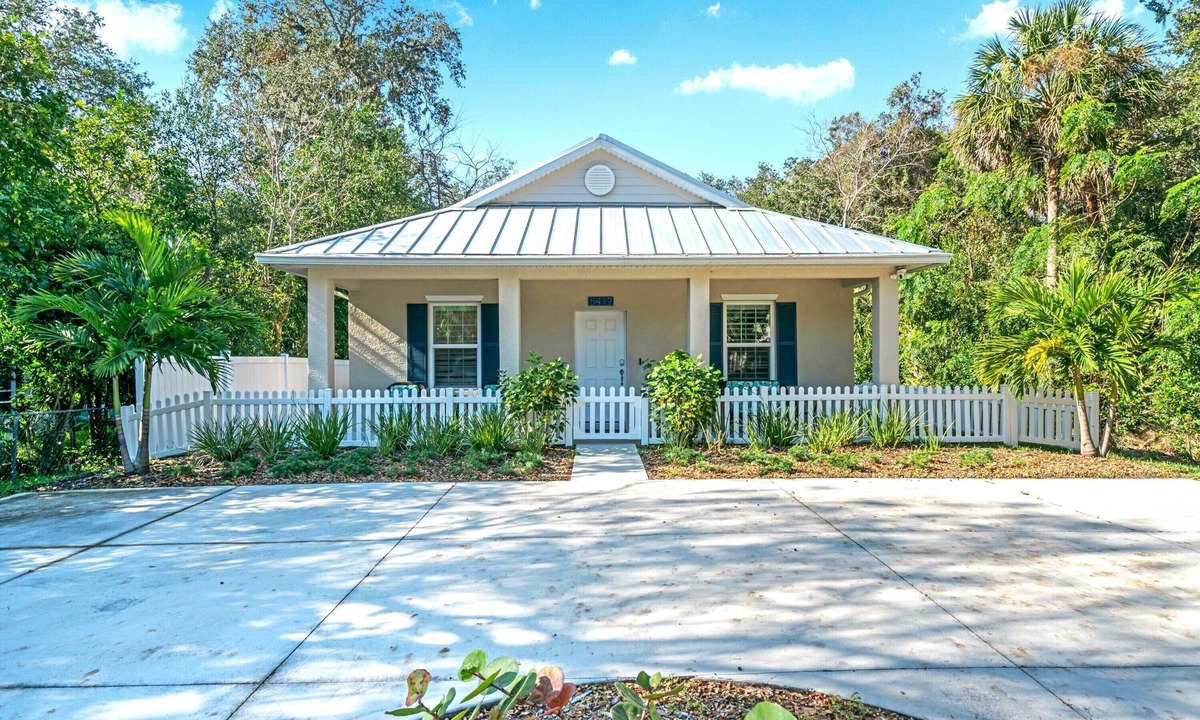 Palm Coast House | 1/2 mike to Beach Near Grocery & Eateries Kayak, Bike, Boat, Fish, Sightsee