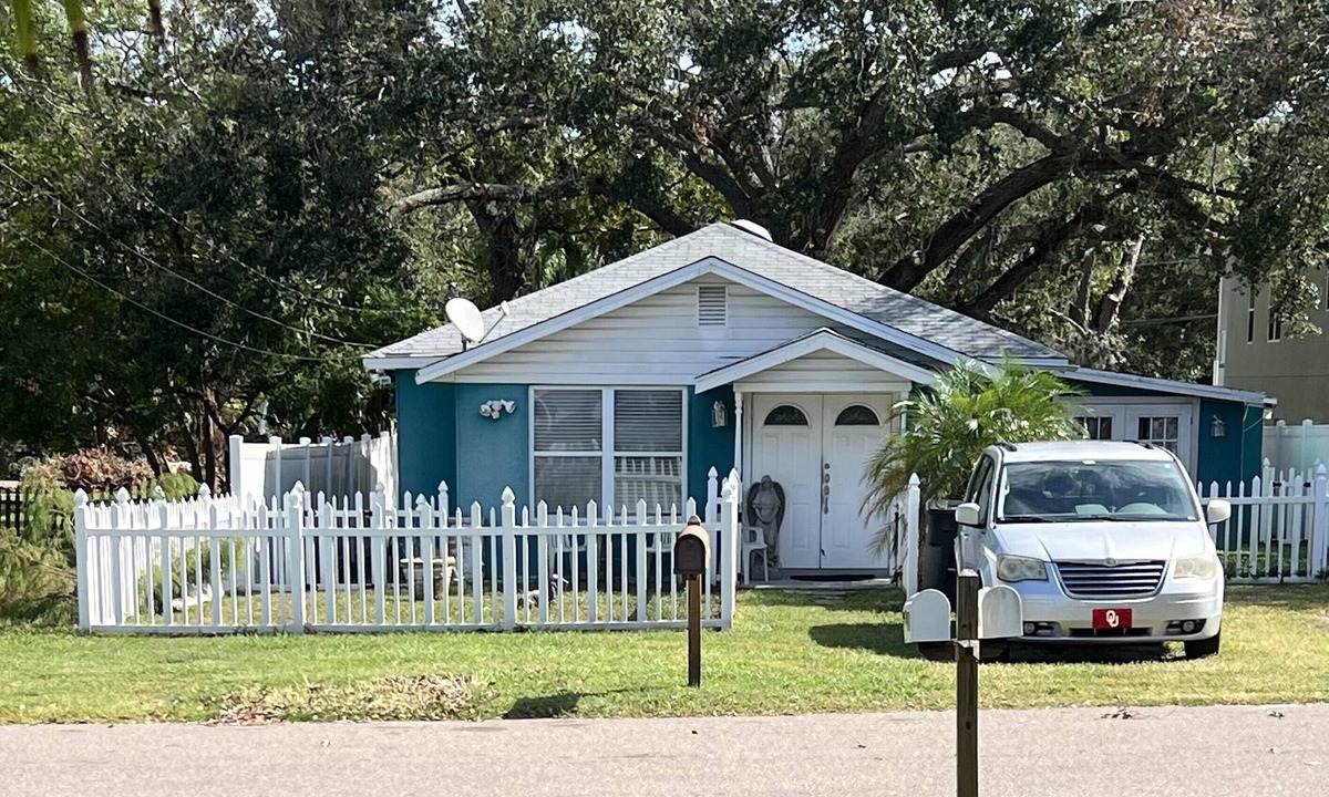 Clearwater House | 1 bedroom house; central air; dog friendly; great location