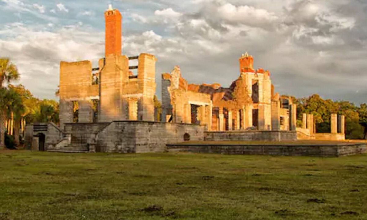 Kingsland House | 1 mile of I-95.Catch Cumberland Island ferry,beach horse riding, Zoo,JAX airport