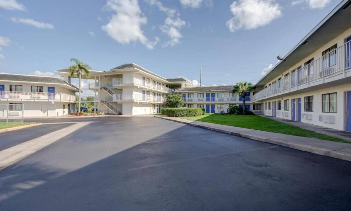 Lakeland Apartment | 1 Queen Bed | ADA/Tub
