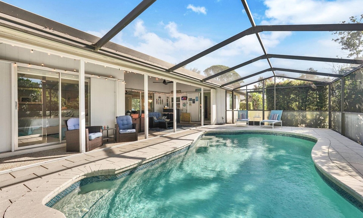 Southgate House | 10 Minutes to Siesta Key Beach! 3-bedroom renovated pool house close to it all