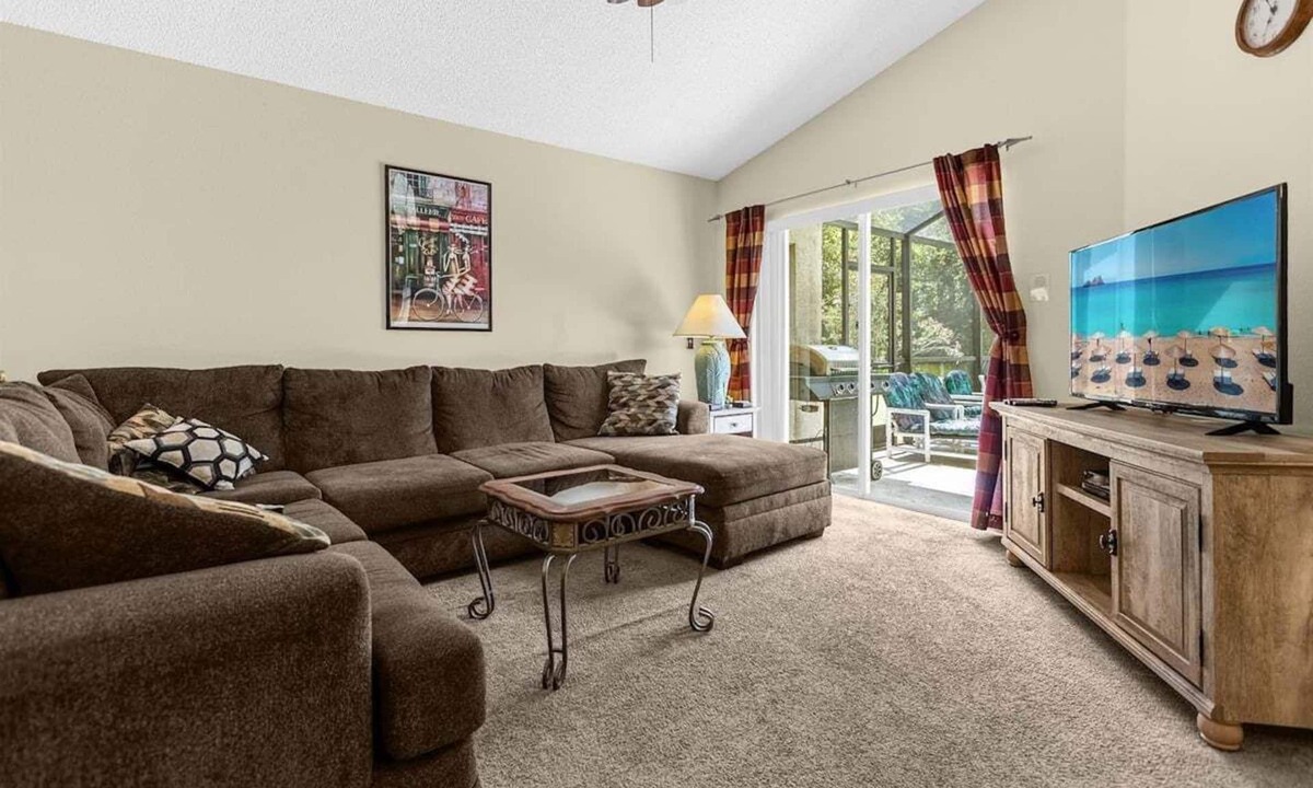Lake Berkley Cottage | 1061 Lake Berkley 4 Bed With Pool