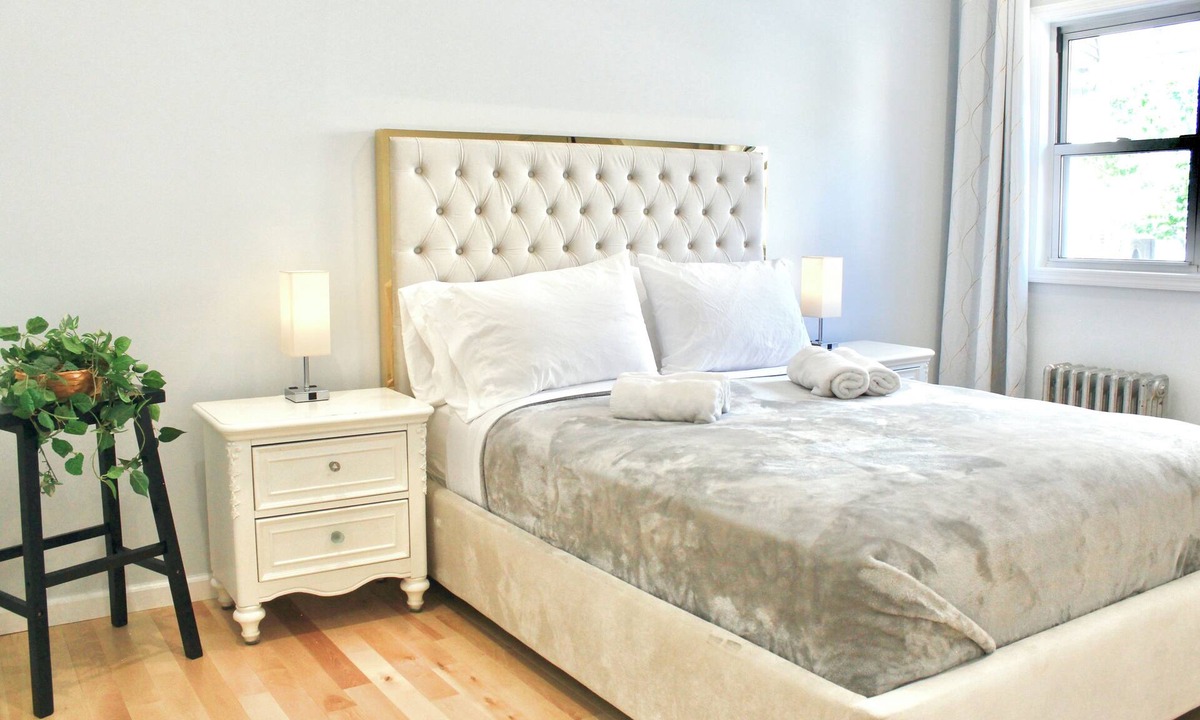 Ditmars Steinway Apartment | 15 Minutes From Manhattan Private 2-Bedroom in Astoria Queens/LIC