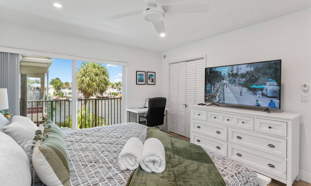 Hollywood South Central Beach Condo | 1BR/1BA Beach Getaway, King Size Bed, Washer/Dryer inside, Balcony, Parking