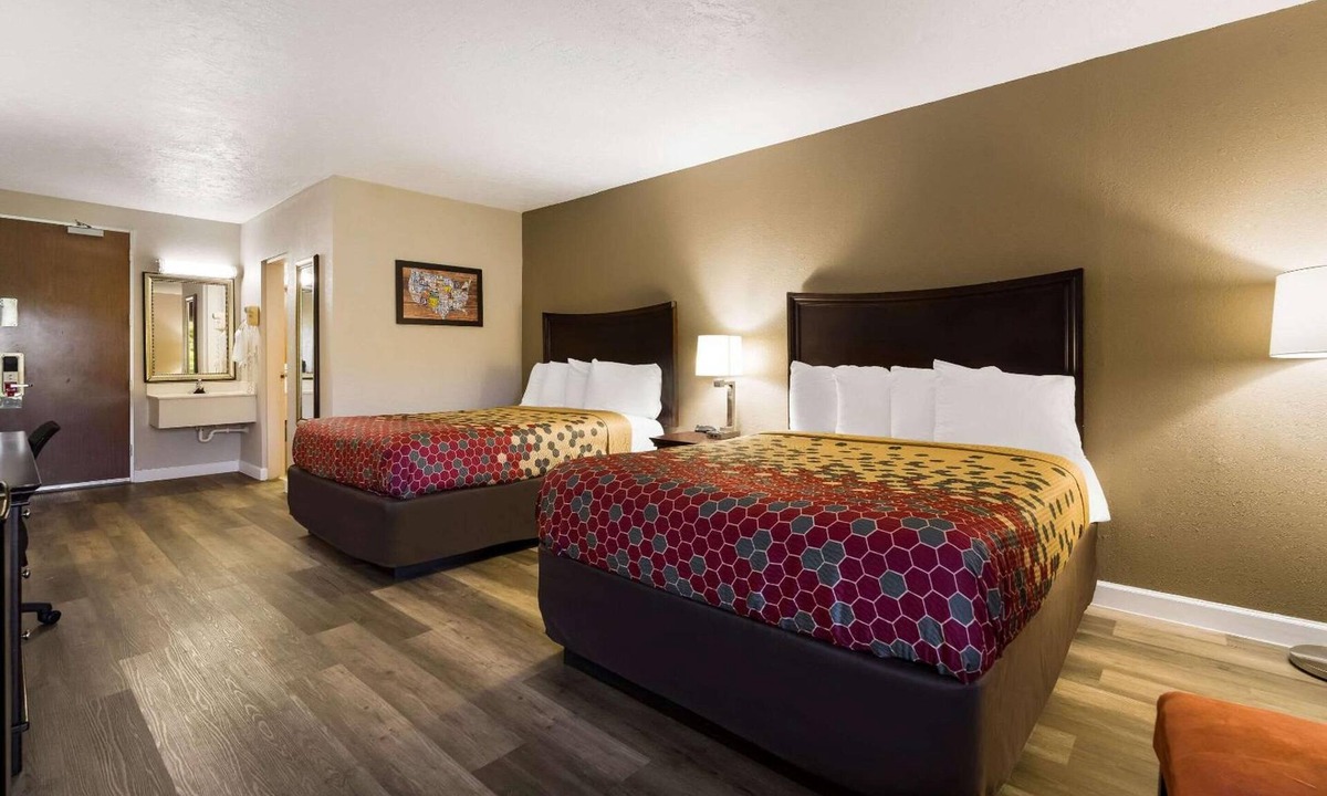 Perry Hotel | 2 Accommodations near Georgia Artisan Center | Free Parking | Pet Friendly