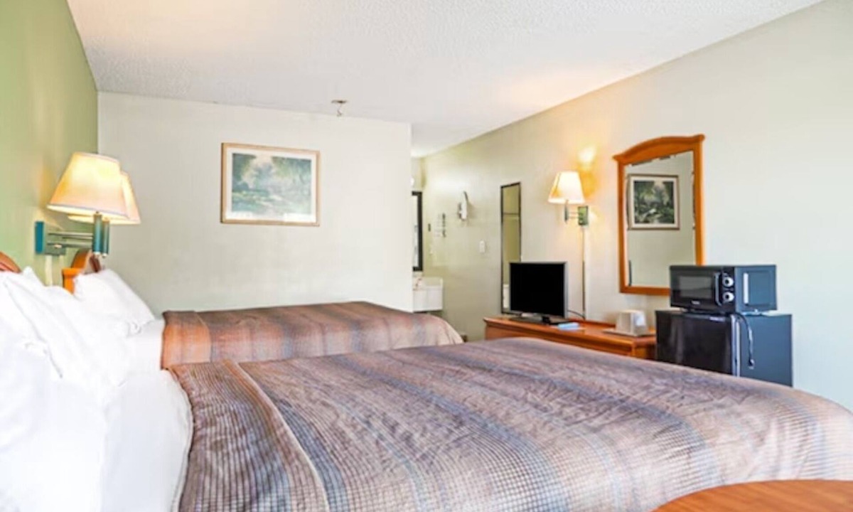 Ashburn Hotel | 2 Accommodations near Turner County Fairground | 2 Queen Beds | Free Parking