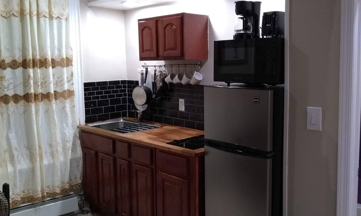 Harlem Hotel | 2 BEDROOM 3RD FLOOR RENOVATED W/KITCHEN - 3 MINUTES TO SUBWAY