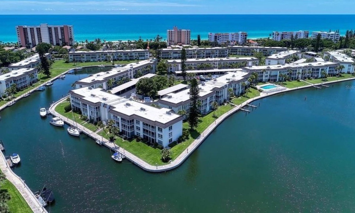 Longboat Key Condo | 2 Bedroom Condo 426788 by Houzlet