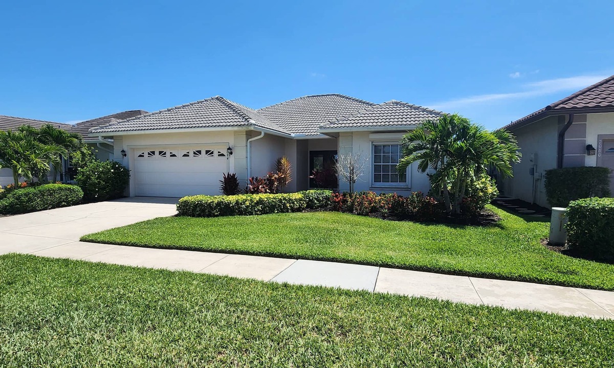 Naples House | 2 Bedroom + Den overlooking the Golf Course with Heated Salt Water Pool