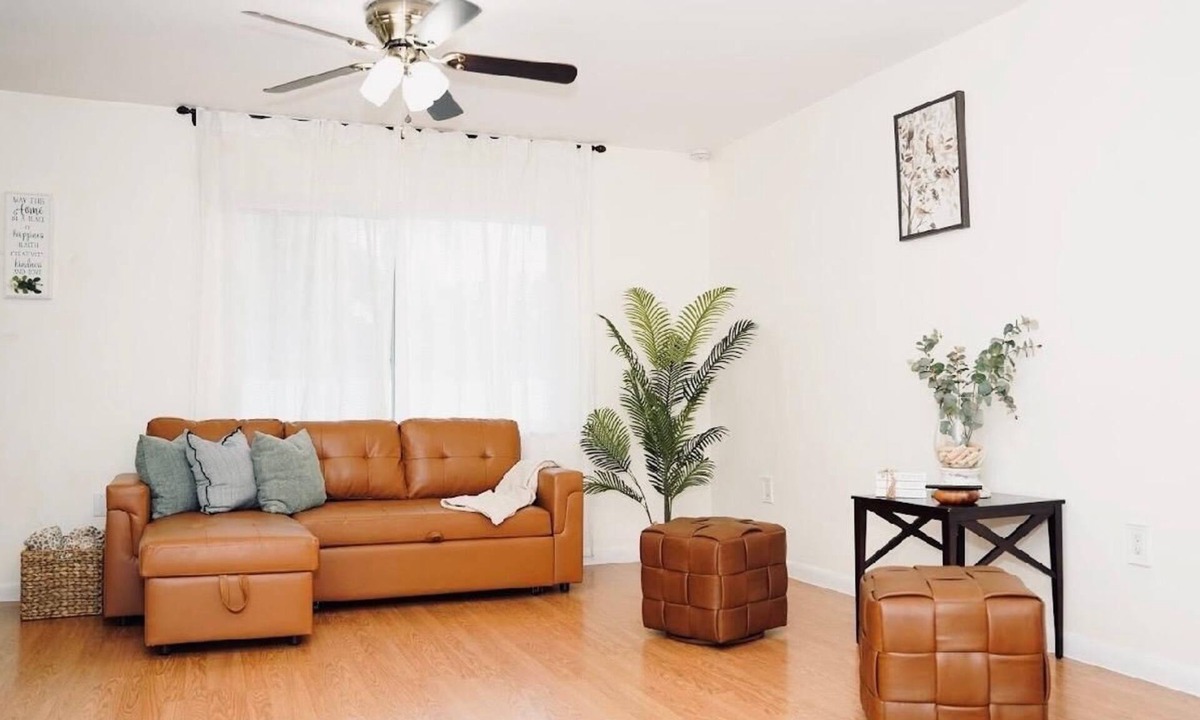 Carrollwood House | 2-bedroom farmhouse in peaceful Tampa with cool AC breeze