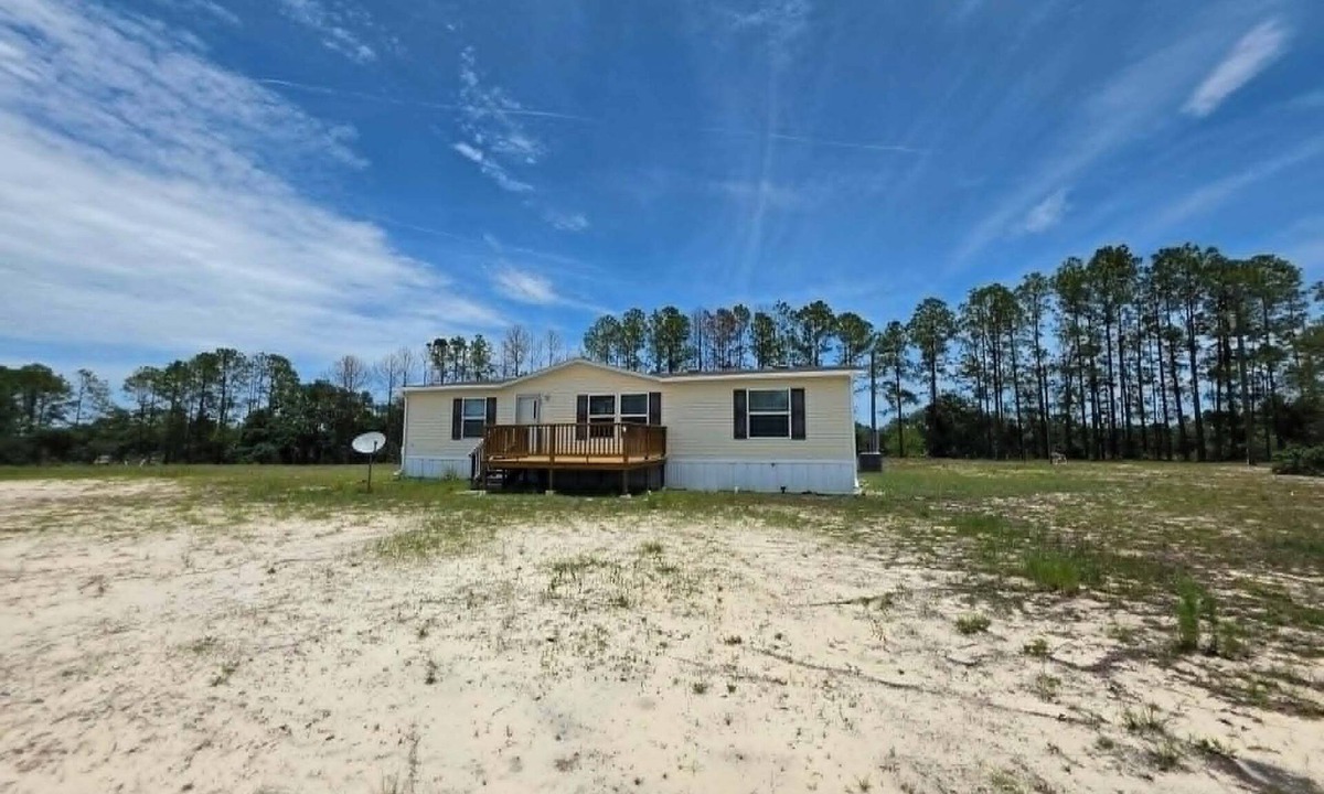 Homosassa House | 2-bedroom mobile home a minute off the Suncoast Parkway. Comfy and cozy!