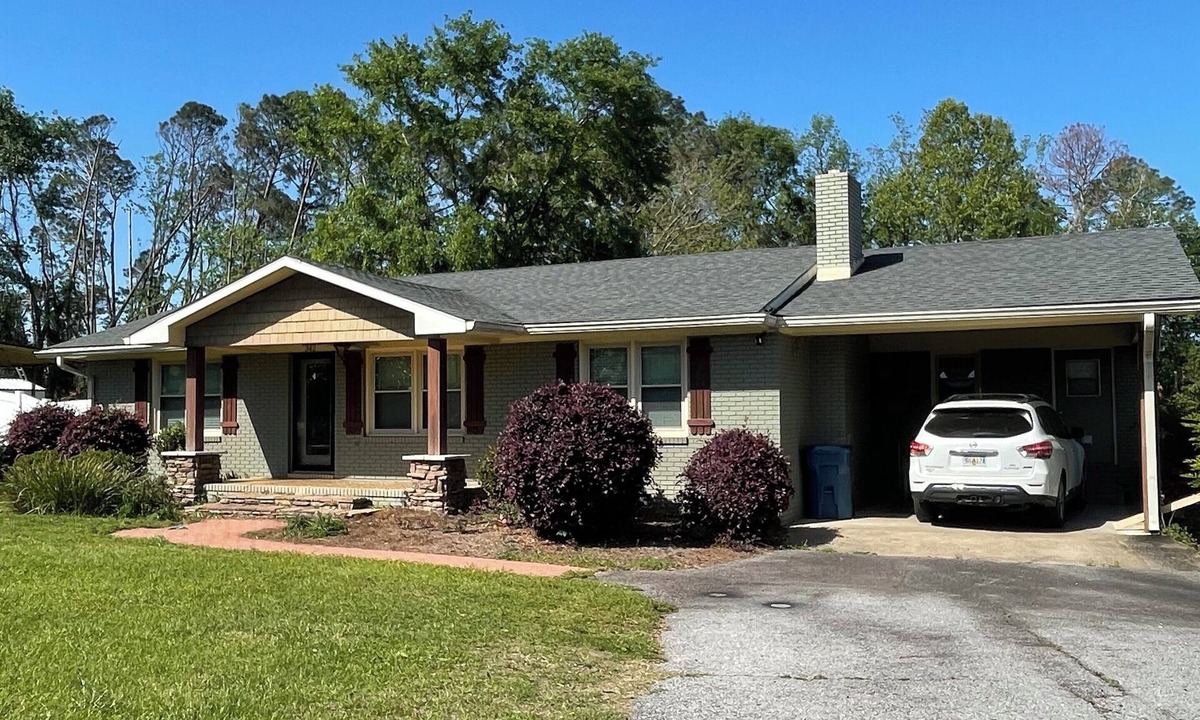 Lyons House | 2-bedrooms 1-bath house in Lyons with WiFi, AC, and printer.
