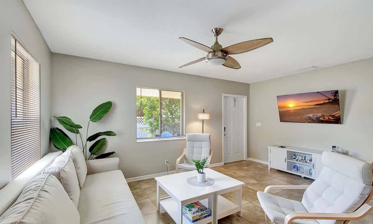 Lantana House | 2 BR Home Close to The Beach!