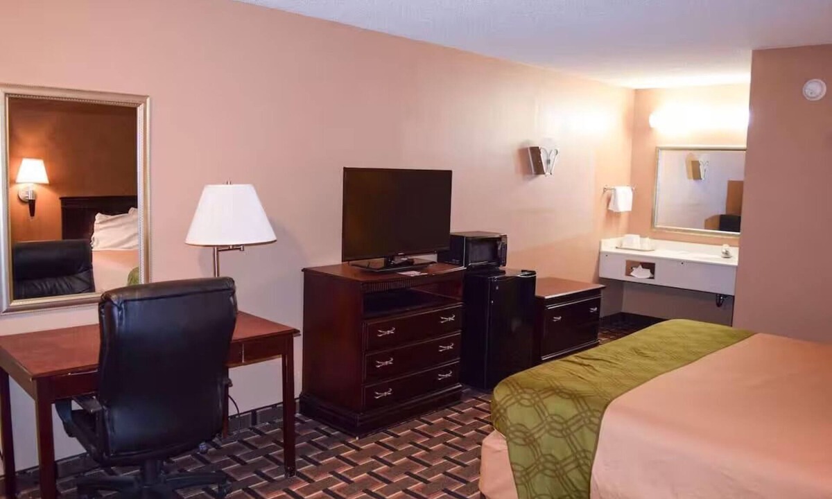 Richburg Hotel | 2 Convenient rooms equipped with practical, essential features for your comfort