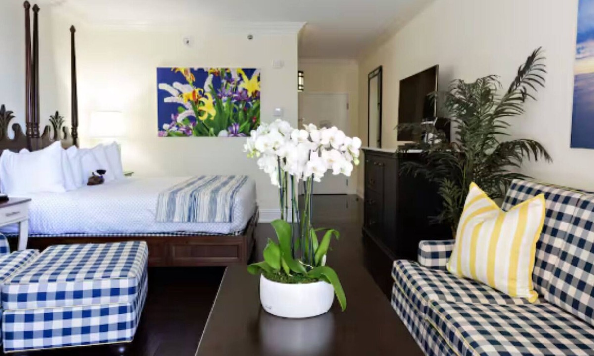 Pelican Bay Hotel | 2 Double City | Inn at Pelican Bay | Breakfast, Beach Ride, Mercato Shops