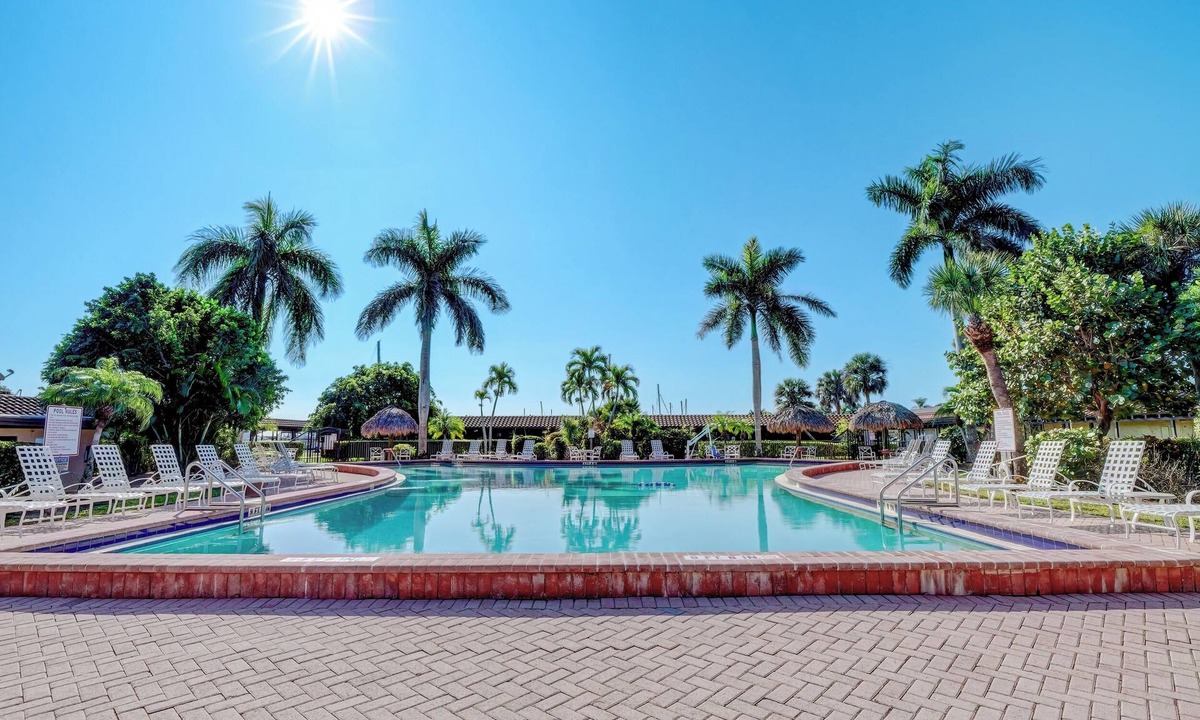 Naples Hotel | 2 Full Beds Private Bath Wi-Fi & Parking