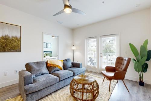 Gainesville House | 2 Mi to UF Campus! Modern Luxury Apt w/Pool