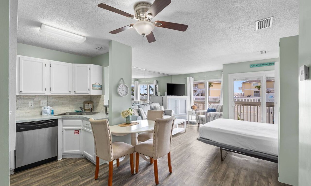 Holiday Isle Condo | 2 MINUTE WALK TO PRIVATE BEACH | PET FRIENDLY