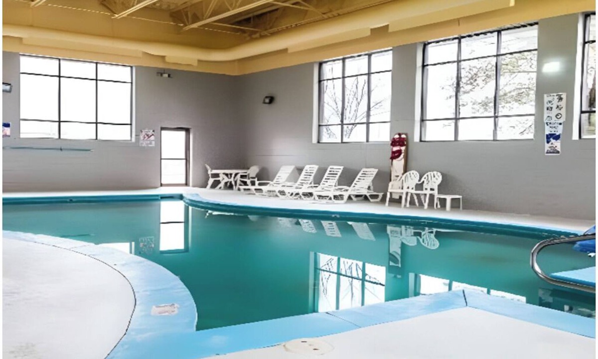 Kalamazoo Hotel | 2 Pet-Friendly Rooms w/2 Queen Beds Perfect for Group Near Local Attractions