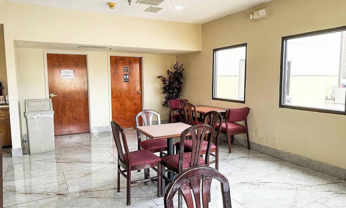 Mount Berry Hotel | 2 Rooms | Double Queen Comfort | Relaxing Rome Stay Close to Dining