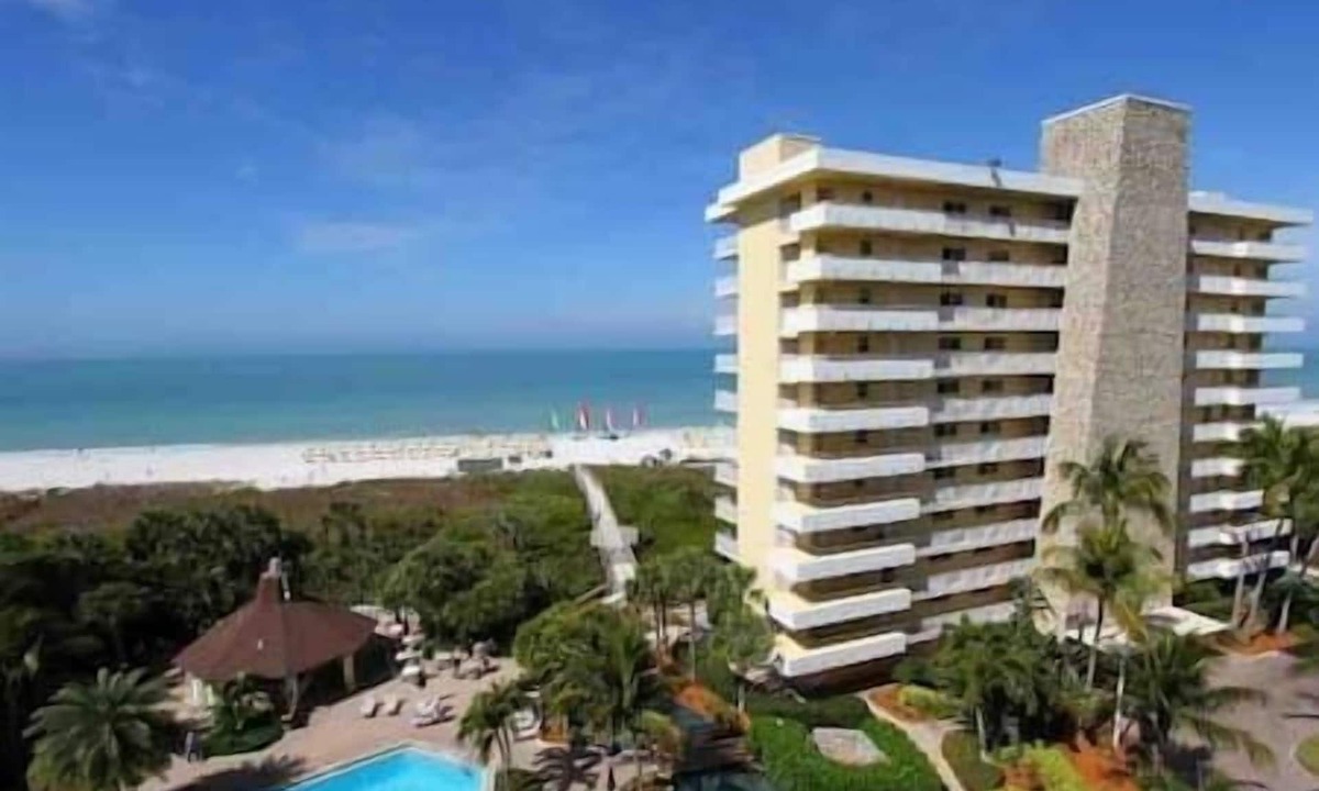 Marco Island Hotel | 2 The Charter Club, Beach, Hot Tub, Pool, Beach!