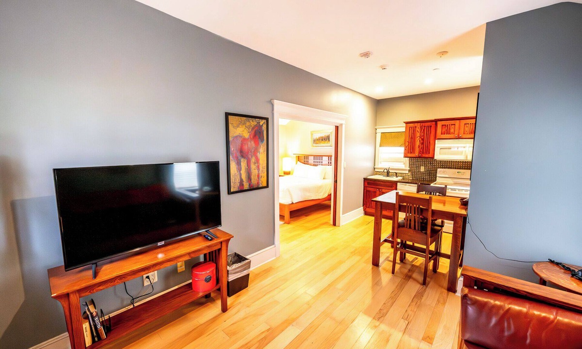 Shawnee On Delaware Hotel | 2 Units | Unwind in a Peaceful Haven | Explore the Beauty of the Poconos