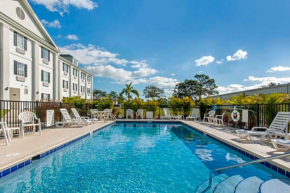 Interchange Square Hotel | 2-Star Hotel ∙ Quality Inn Palm Bay - Melbourne I-95