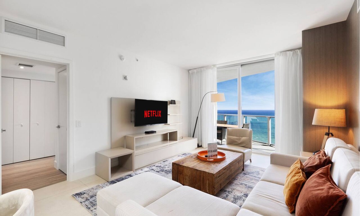Hollywood South Central Beach Condo | 25 min to FIFA! - The Sky is the Limit: Picturesque Condo on a High Floor!