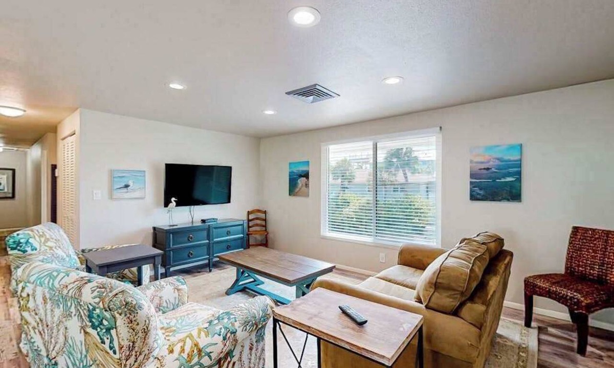 Anna Maria Condo | 2nd-floor condo across the street from the beach with heated pool, balcony, WD
