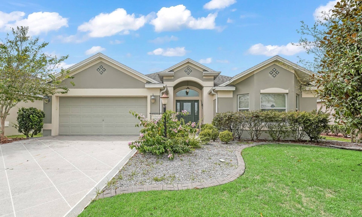 Wildwood House | 3/2 Designer with a Golf Cart, close to Lake Sumter & Brownwood!