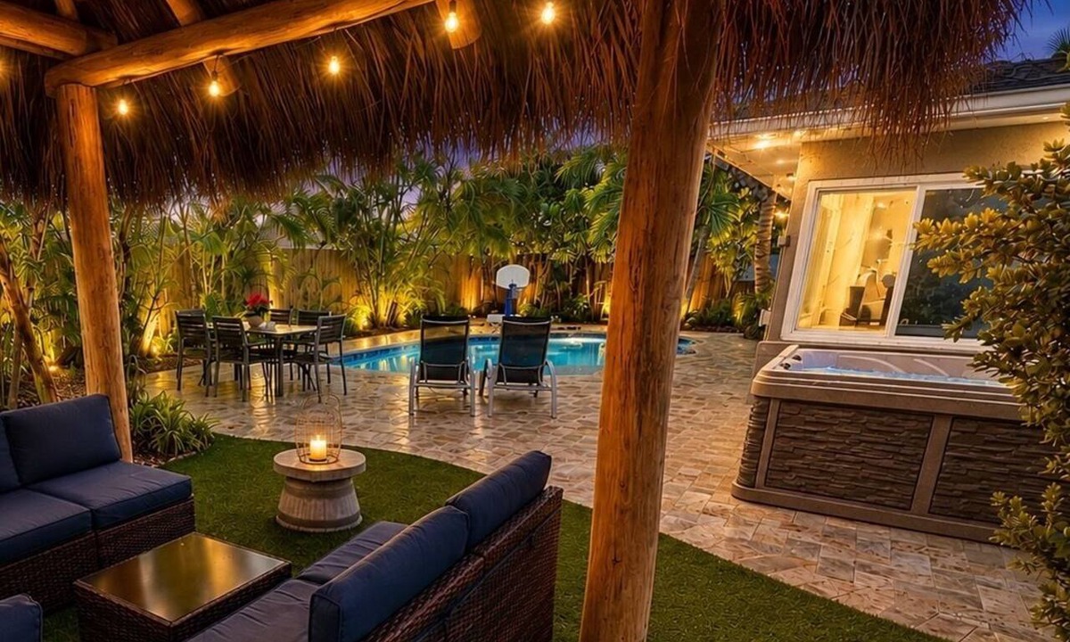 Deerfield Beach House | 3/2 Tiki Hut-Jacuzzi-Saltwater Heated Pool-Private