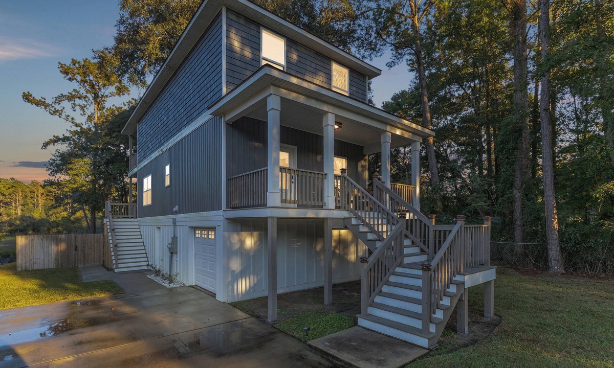 Midway House | 3 bd home on Saltwater creek-private pool within 25 min of Pooler