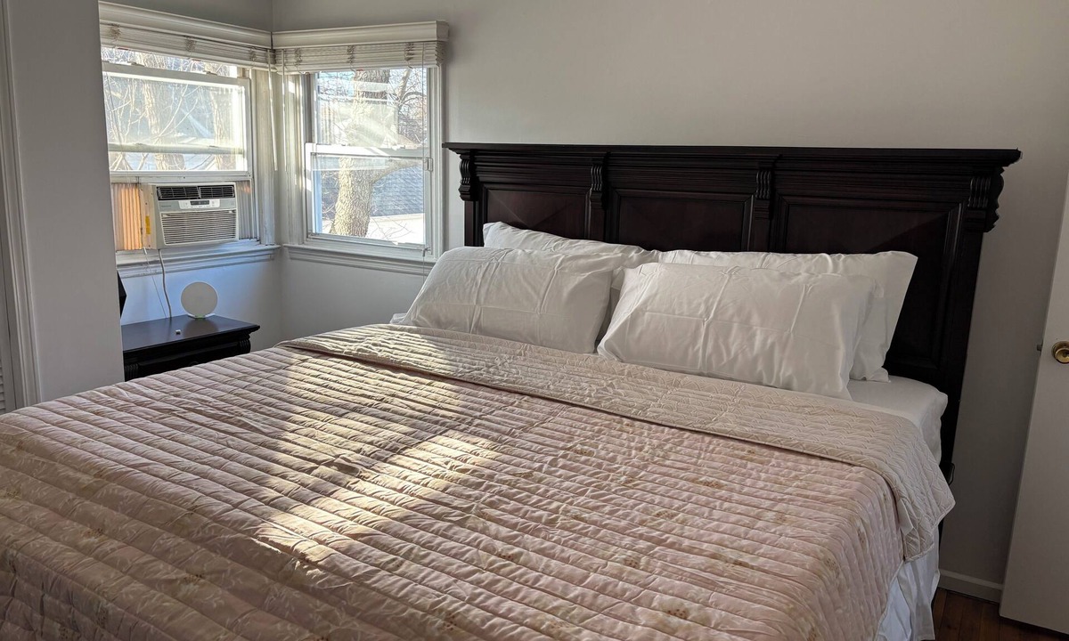 Rockville Centre House | 3 bed/1.5 bath house in down town Rockville Centre with free parking and laundry