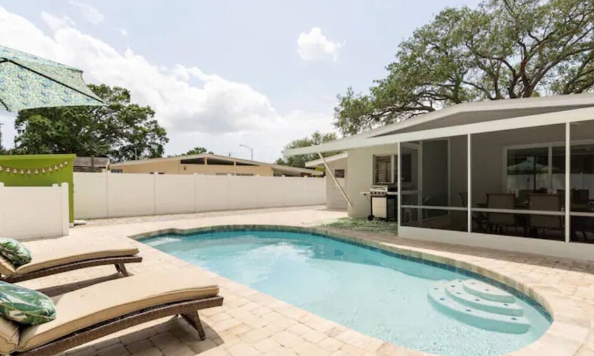 Sarasota House | 3 bedroom 2 bath in a quiet neighborhood with HEATED POOL
