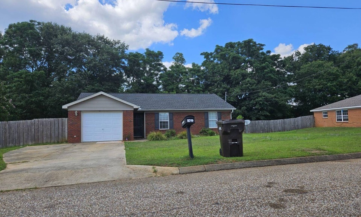 Midland City House | 3-bedroom 2 baths house near everything in perfect Midland City with cool AC