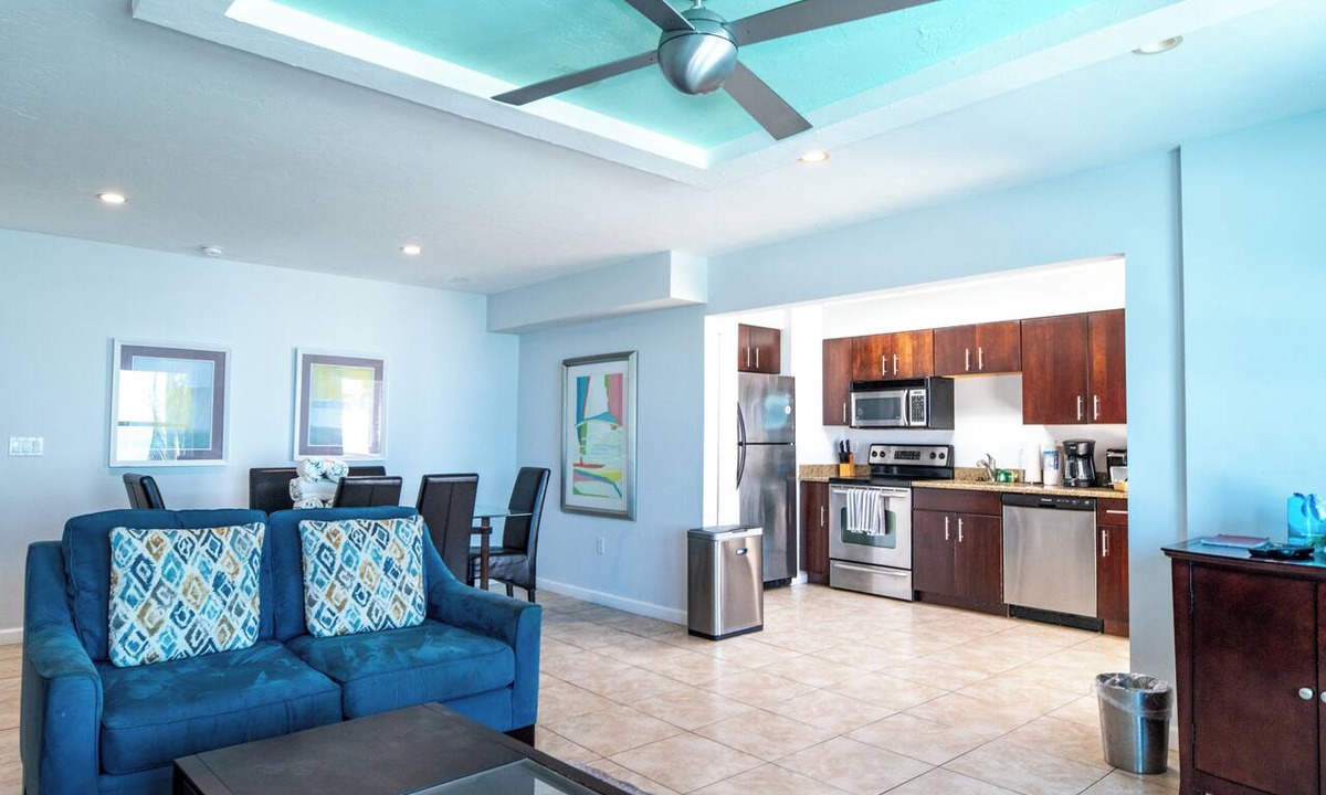 Bay Isles Condo | 3-bedroom, 3 bath condo in beautiful Longboat Key. Beachfront views w/pool.