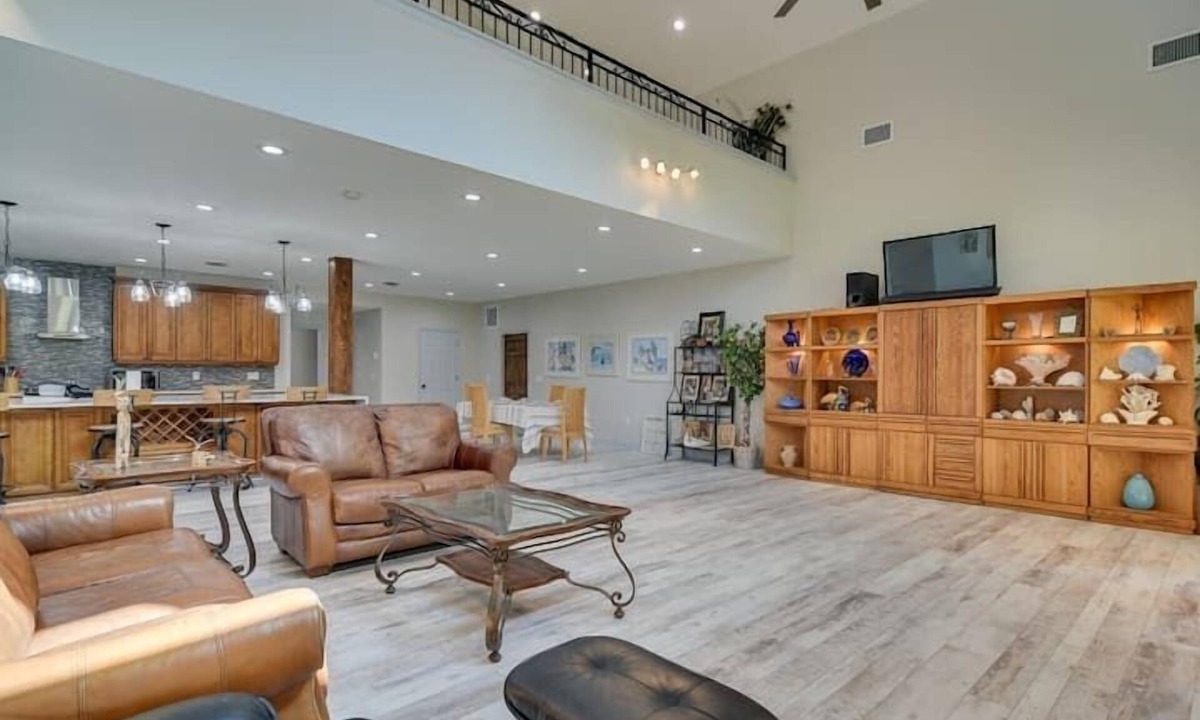 Disston Heights Apartment | 3 Bedroom 803873 by Houzlet