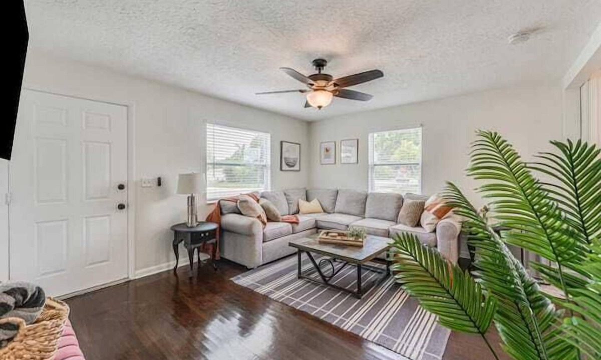 Disston Heights Apartment | 3 Bedroom 816949 by Houzlet