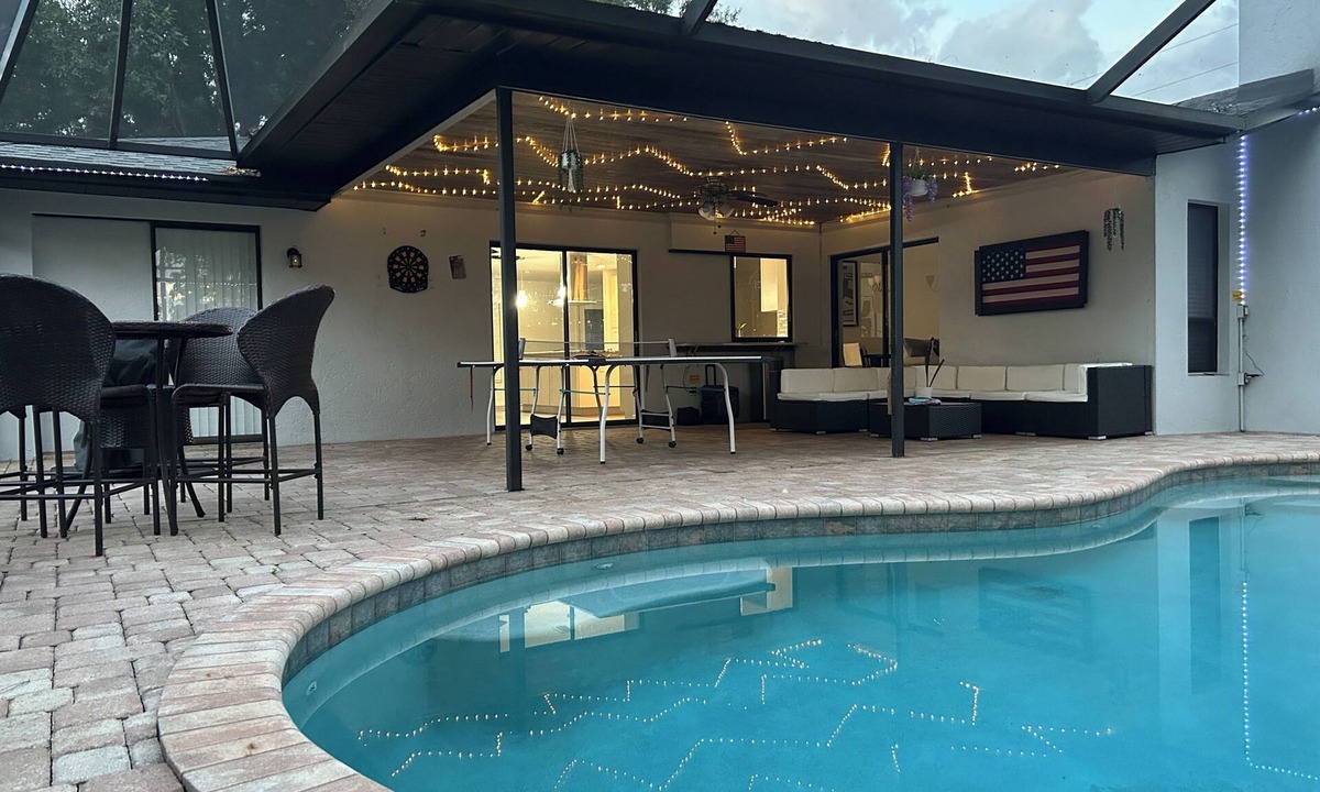 Villas House | 3-bedroom house in beautiful Fort Myers with cool AC. Swimming poo.