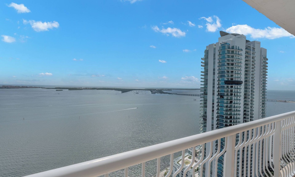 Brickell Apartment | 3 Bedroom Penthouse Direct Bay Views - 3 King Beds - Sleeps up to 8 People