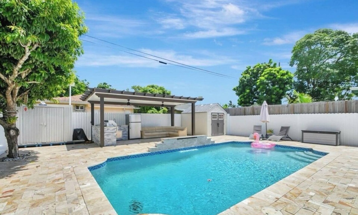 Greenacres House | 3 bedroom pool house in beautiful West Palm Beach with WiFi, AC. Near Airport!
