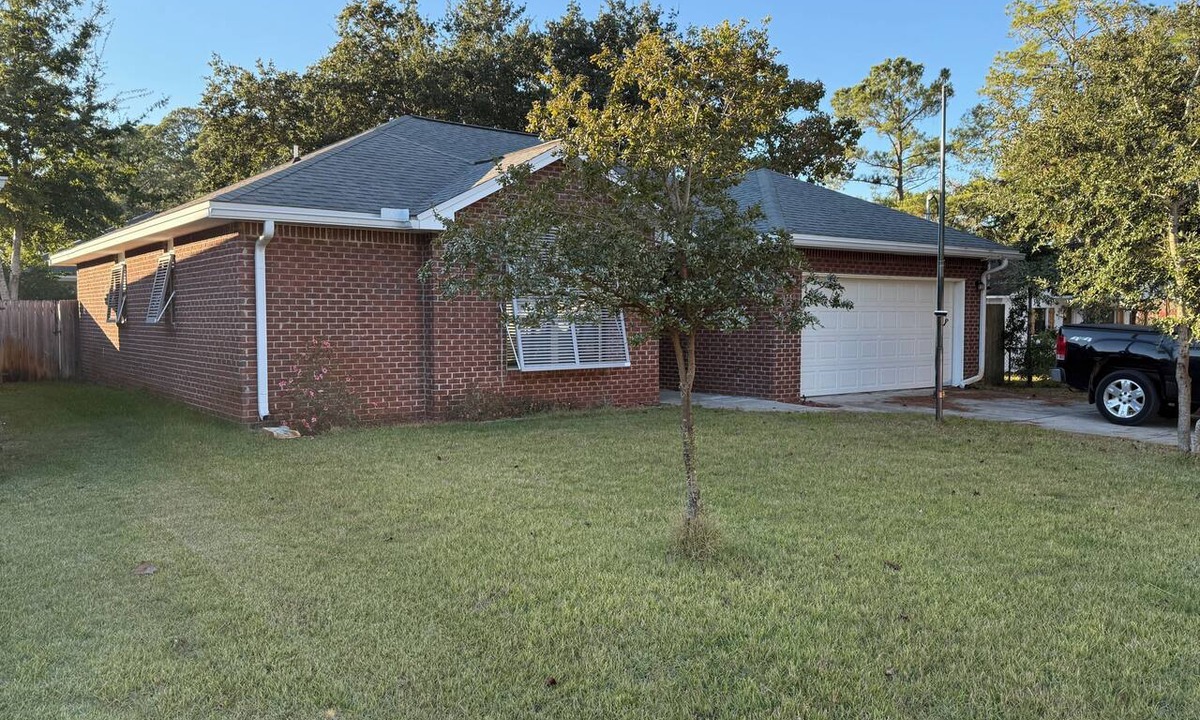 Niceville House | 3 BR, 2 bath single family home near Destin, 20 minutes to Gulf beach