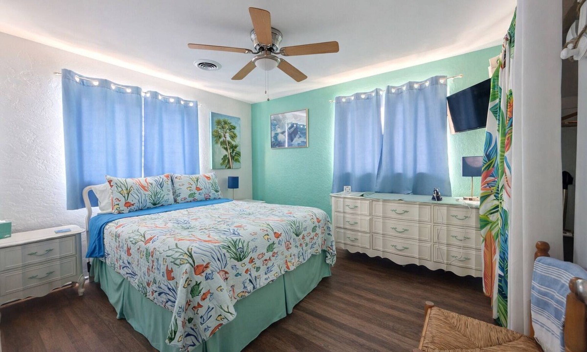 Kingston House | 3 Doors Down! Near all Daytona has to offer