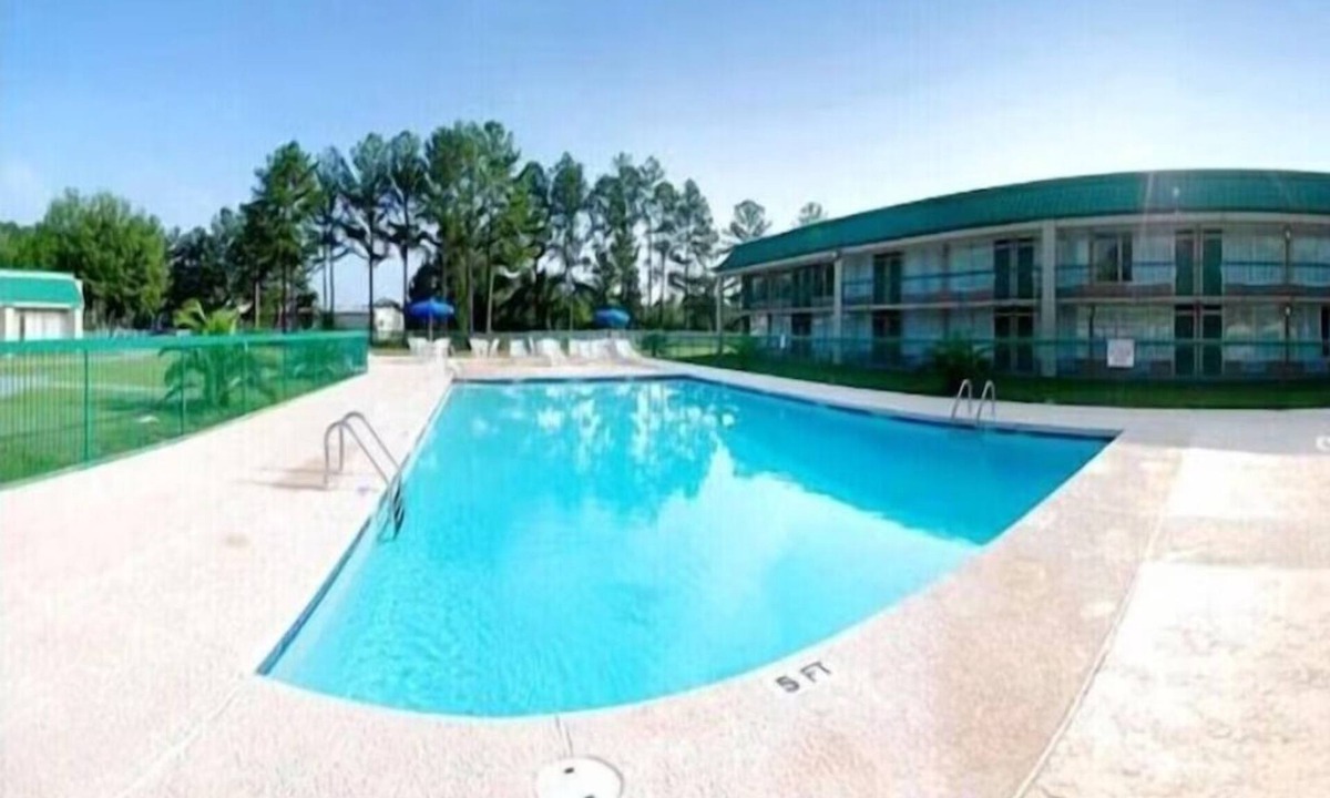 Douglas Hotel | 3 Family-Friendly Rooms w/Outdoor Pool & Free Parking Near Museums