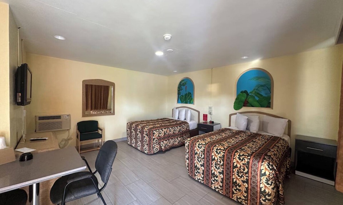 Daytona Beach Hotel | 3 Functional Rooms w/2 Queen Beds – 2.8 Miles from Daytona Airport Convenience