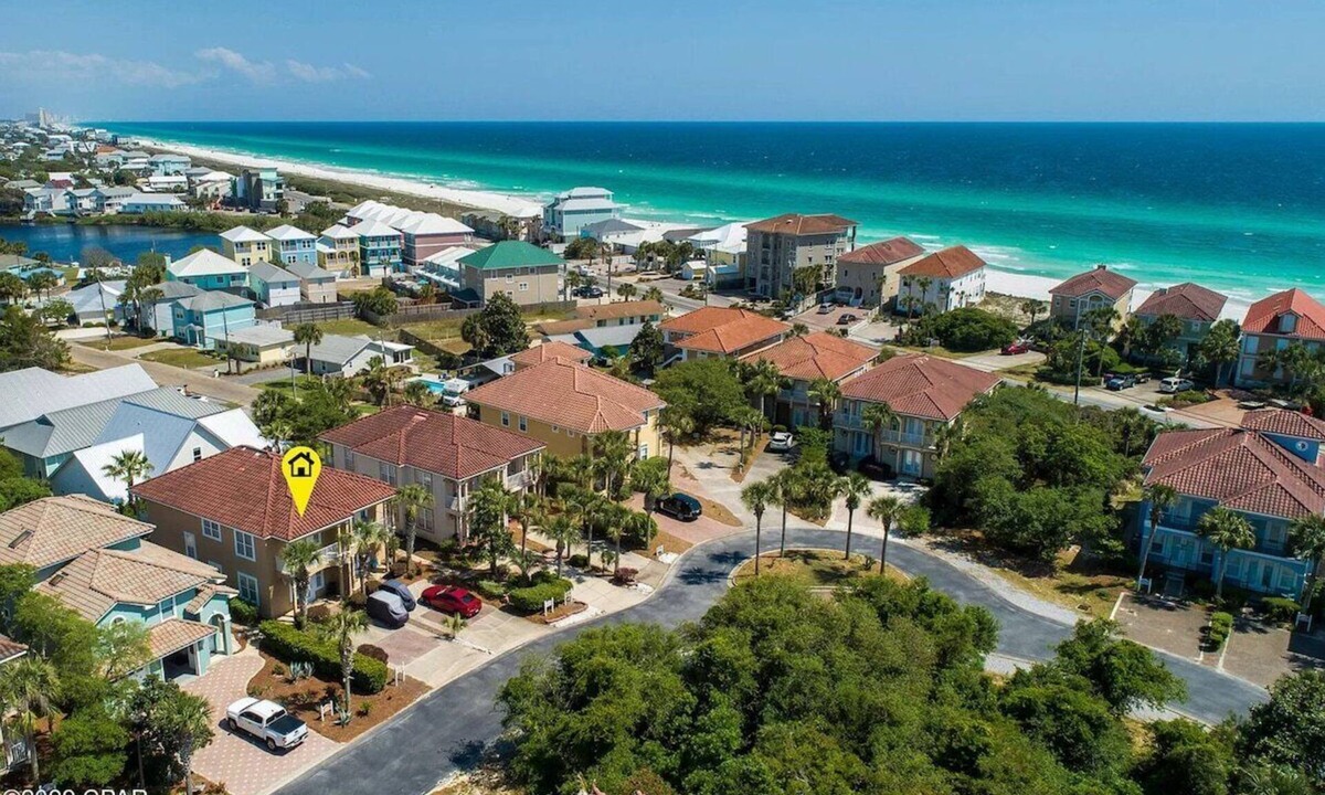 Fort Bay House | 3 mins walk to Beach! Guest Beachfront Pool!