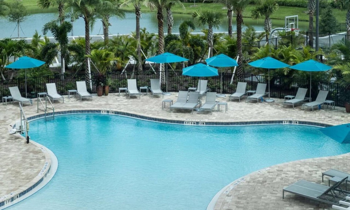 Port Canaveral Hotel | 3 Modern King Studios w/Kitchens, Pool Bar & Breakfast | Port Canaveral