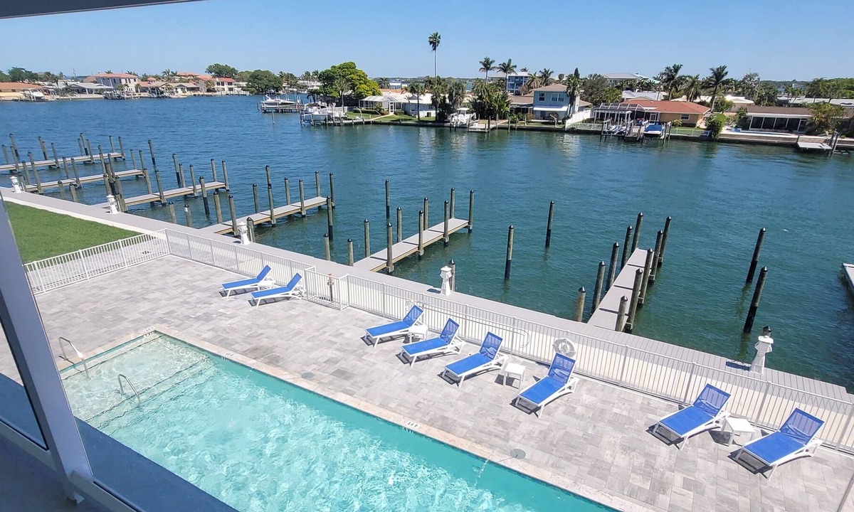 Island Estate Condo | 302, Water View-Clearwater Bch in 6 min, Pool/Gym