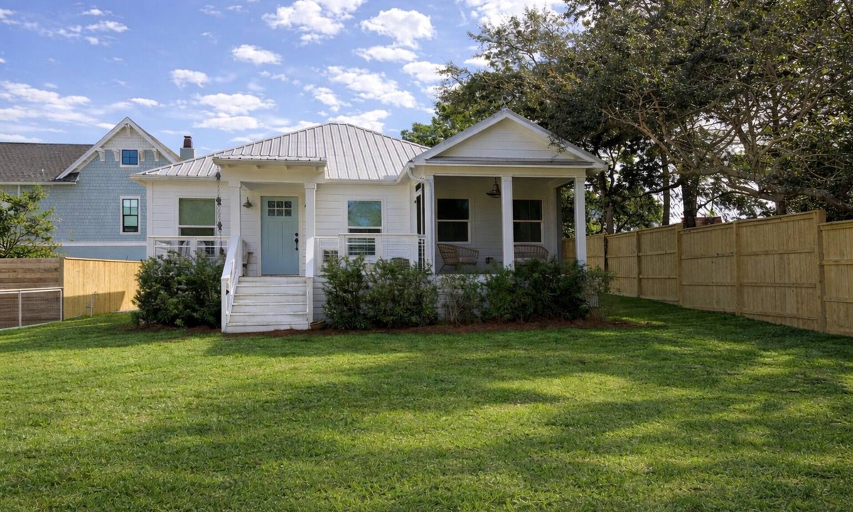 Seacrest Cottage | 30A Cottage Escape | 5 min to beach | Cart & Bikes